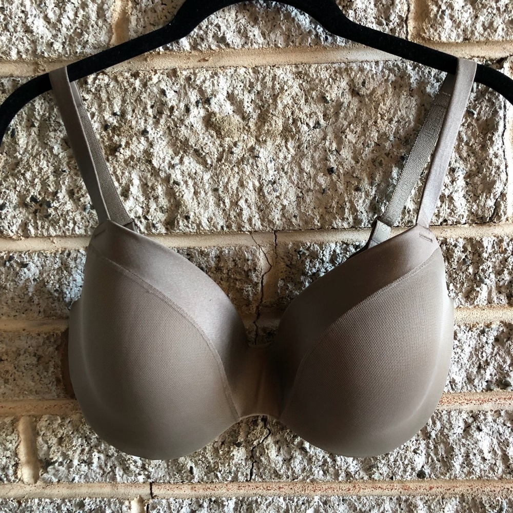 Never worn Chantelle Haussman T-shirt bra, 34DD